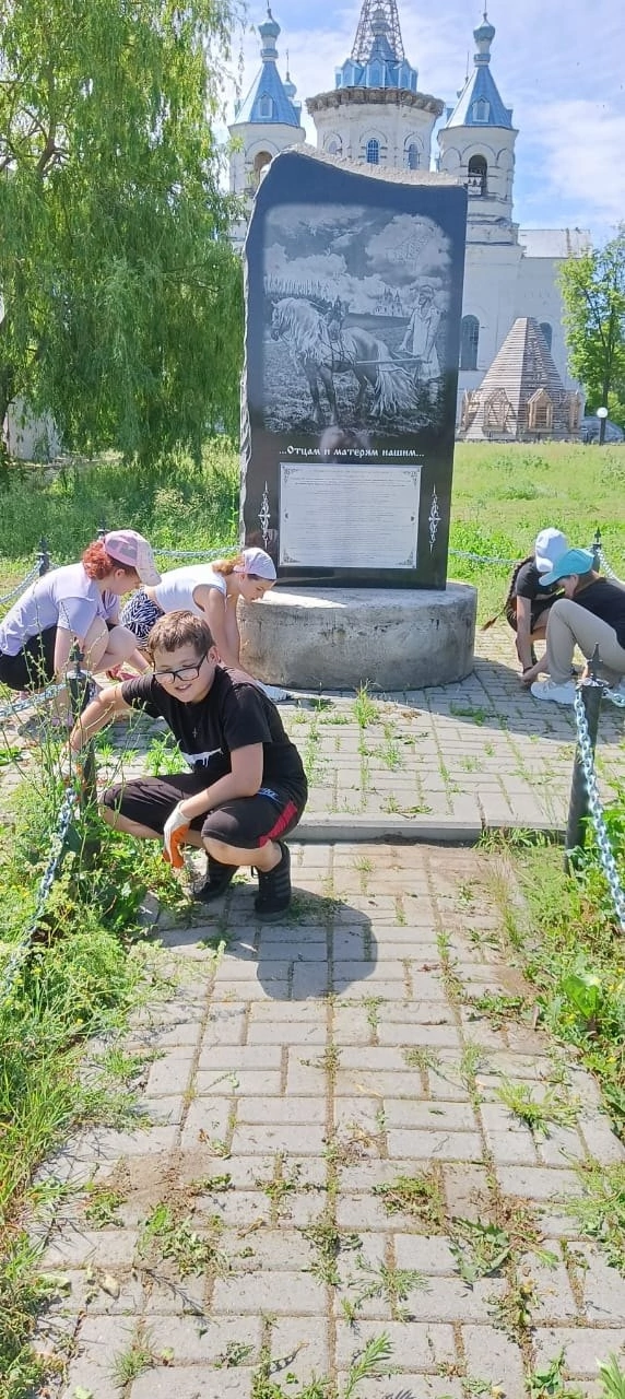 экологический субботник по уборке территории около памятников в с. Пахотный Угол