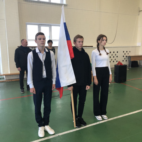 19 сентября школьное утро началось с торжественного поднятия флага России.